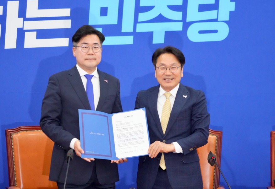 강기정 시장, 박찬대 더불어민주당 원내대표에 오월 광주의 편지 전달.jpg