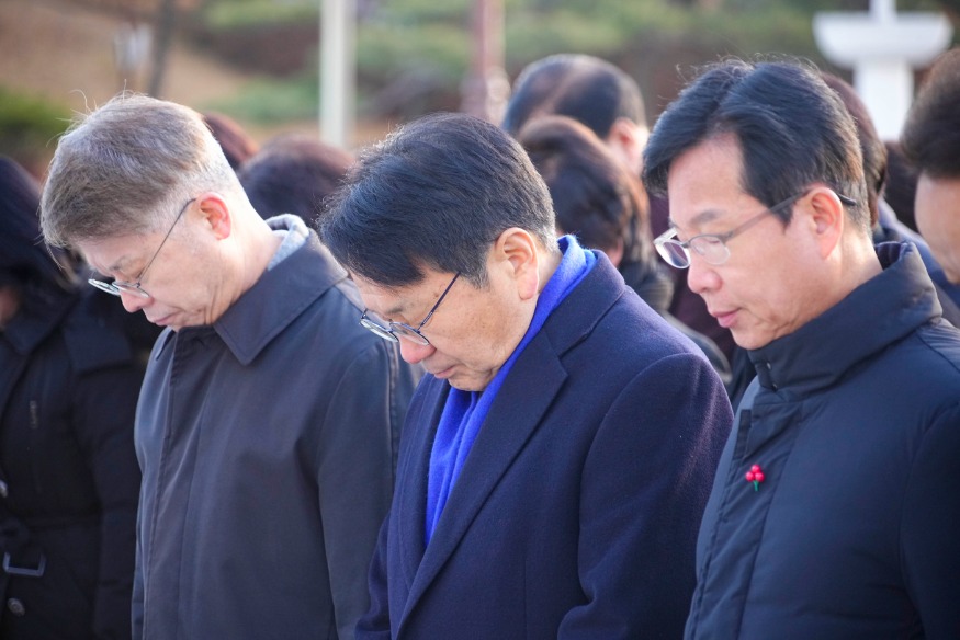 241216 대통령 탄핵소추안 가결 국립 5·18민주묘지 참배GJI04540.jpg