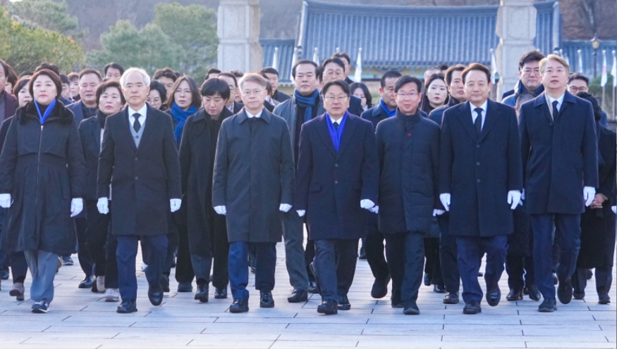 241216 대통령 탄핵소추안 가결 국립 5·18민주묘지 참배GJI04494_1.jpg