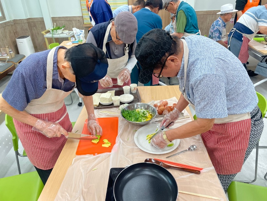 16일(월)_사진_노인복지기금_요리활동.jpg